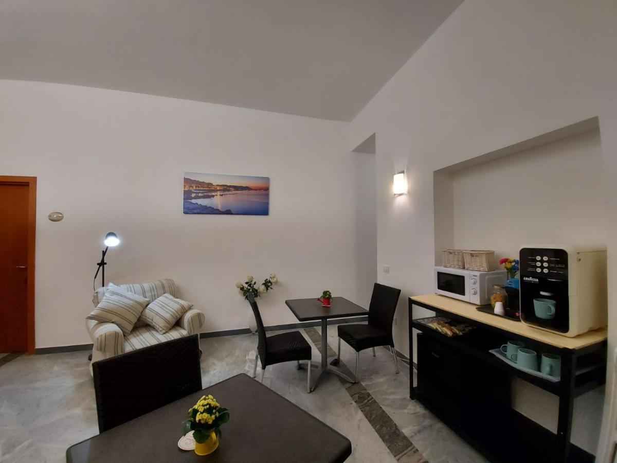 Le Ginestre In Centro Bed & Breakfast Salerno Dış mekan fotoğraf